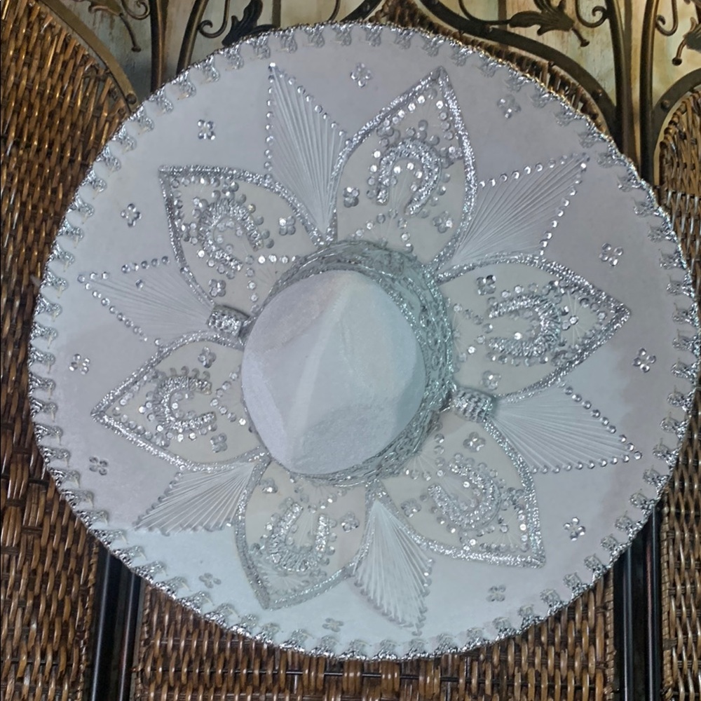 🚫SOLD🚫Vintage Salazar Yepez Hats White & Silver Sombrero OS